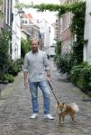 Haarlem 3 augustus 2023
Raymond Mens met zijn hond in het centrum van Haarlem .