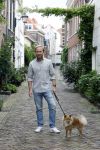 Haarlem 3 augustus 2023
Raymond Mens met zijn hond in het centrum van Haarlem .