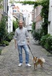 Haarlem 3 augustus 2023
Raymond Mens met zijn hond in het centrum van Haarlem .