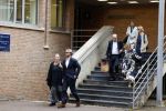 Assen 25 juli 2023
Rechtszaak Thijs Romer in de rechtbank van Assen Zijn moeder vader  Peter Romer en stiefmoeder kwamen met hem mee. Zijn advocaat is Wikke Monster