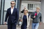 Assen 25 juli 2023
Rechtszaak Thijs Romer in de rechtbank van Assen Zijn moeder vader  Peter Romer en stiefmoeder kwamen met hem mee. Zijn advocaat is Wikke Monster