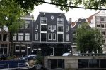 Amsterdam 4 augustus 2023
Zanger Alain Clark heeft samen met zijn ex-vriendin Reva hun grachtenappartement aan de Brouwersgracht in Amsterdam te koop gezet. De vraagprijs is 1,2 miljoen euro. Ook Thomas Acda woont in dit complex
