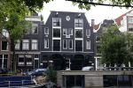Amsterdam 4 augustus 2023
Zanger Alain Clark heeft samen met zijn ex-vriendin Reva hun grachtenappartement aan de Brouwersgracht in Amsterdam te koop gezet. De vraagprijs is 1,2 miljoen euro. Ook Thomas Acda woont in dit complex