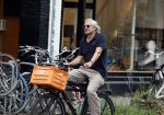 Amsterdam 24 juli 2023
Victor Reinier op zijn fiets in Amsterdam zuid.