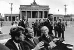 West Berlijn, 26 Juni 1963
v.l.n.r.: John F. Kennedy Willy Brandt en Konrad Audenauer
bij de Berlijnse muur en Brandenburger Tor