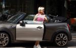 Amsterdam 15 augustus 2024
Caroline Tensen in sport outfit met haar mini cabrio in Amsterdam zuid.