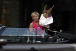 Amsterdam 15 augustus 2024
Caroline Tensen in sport outfit met haar mini cabrio in Amsterdam zuid.