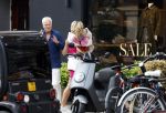 Amsterdam 15 augustus 2024
Caroline Tensen in sport outfit met haar mini cabrio in Amsterdam zuid. Caroline komt op straat Bram Moszcowicz tegen.