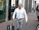 Amsterdam 8 augustus 2024
Dries Roelvink komt terug met zijn koffer van optreden in het buitenland.