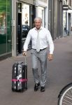 Amsterdam 8 augustus 2024
Dries Roelvink komt terug met zijn koffer van optreden in het buitenland.