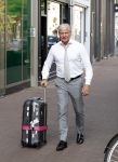 Amsterdam 8 augustus 2024
Dries Roelvink komt terug met zijn koffer van optreden in het buitenland.