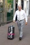 Amsterdam 8 augustus 2024
Dries Roelvink komt terug met zijn koffer van optreden in het buitenland.