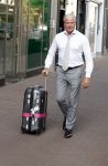 Amsterdam 8 augustus 2024
Dries Roelvink komt terug met zijn koffer van optreden in het buitenland.