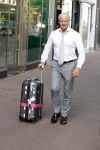 Amsterdam 8 augustus 2024
Dries Roelvink komt terug met zijn koffer van optreden in het buitenland.