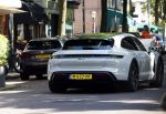 Amsterdam 8 augustus 2024
Famke Louise en Denzel Slager lunchen in Amsterdam zuid . Ze rijden in een electrische Porsche Tacan