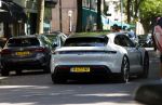 Amsterdam 8 augustus 2024
Famke Louise en Denzel Slager lunchen in Amsterdam zuid . Ze rijden in een electrische Porsche Tacan