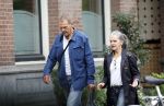 Amsterdam 22 augustus 2024
Joop Oonk met zijn vrouw op straat in Amsterdam.