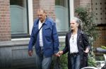 Amsterdam 22 augustus 2024
Joop Oonk met zijn vrouw op straat in Amsterdam.