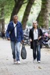 Amsterdam 22 augustus 2024
Joop Oonk met zijn vrouw op straat in Amsterdam.
