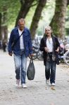 Amsterdam 22 augustus 2024
Joop Oonk met zijn vrouw op straat in Amsterdam.