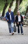 Amsterdam 22 augustus 2024
Joop Oonk met zijn vrouw op straat in Amsterdam.