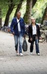 Amsterdam 22 augustus 2024
Joop Oonk met zijn vrouw op straat in Amsterdam.