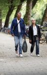 Amsterdam 22 augustus 2024
Joop Oonk met zijn vrouw op straat in Amsterdam.