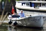 Amsterdam 11 augustus 2024
Jort Kelder en (een) vriendin op zijn sloep op de grachten van Amsterdam op mooie zonnige zondagmiddag . Ze varen naar zijn huis / appartement in omgeving Artis.