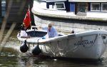Amsterdam 11 augustus 2024
Jort Kelder en (een) vriendin op zijn sloep op de grachten van Amsterdam op mooie zonnige zondagmiddag . Ze varen naar zijn huis / appartement in omgeving Artis.