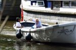 Amsterdam 11 augustus 2024
Jort Kelder en (een) vriendin op zijn sloep op de grachten van Amsterdam op mooie zonnige zondagmiddag . Ze varen naar zijn huis / appartement in omgeving Artis.