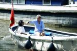 Amsterdam 11 augustus 2024
Jort Kelder en (een) vriendin op zijn sloep op de grachten van Amsterdam op mooie zonnige zondagmiddag . Ze varen naar zijn huis / appartement in omgeving Artis.