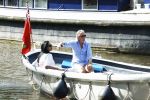 Amsterdam 11 augustus 2024
Jort Kelder en (een) vriendin op zijn sloep op de grachten van Amsterdam op mooie zonnige zondagmiddag . Ze varen naar zijn huis / appartement in omgeving Artis.