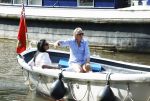 Amsterdam 11 augustus 2024
Jort Kelder en (een) vriendin op zijn sloep op de grachten van Amsterdam op mooie zonnige zondagmiddag . Ze varen naar zijn huis / appartement in omgeving Artis.