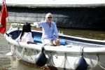 Amsterdam 11 augustus 2024
Jort Kelder en (een) vriendin op zijn sloep op de grachten van Amsterdam op mooie zonnige zondagmiddag . Ze varen naar zijn huis / appartement in omgeving Artis.