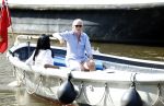 Amsterdam 11 augustus 2024
Jort Kelder en (een) vriendin op zijn sloep op de grachten van Amsterdam op mooie zonnige zondagmiddag . Ze varen naar zijn huis / appartement in omgeving Artis.