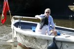 Amsterdam 11 augustus 2024
Jort Kelder en (een) vriendin op zijn sloep op de grachten van Amsterdam op mooie zonnige zondagmiddag . Ze varen naar zijn huis / appartement in omgeving Artis.