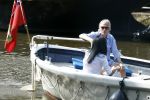 Amsterdam 11 augustus 2024
Jort Kelder en (een) vriendin op zijn sloep op de grachten van Amsterdam op mooie zonnige zondagmiddag . Ze varen naar zijn huis / appartement in omgeving Artis.