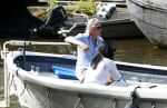 Amsterdam 11 augustus 2024
Jort Kelder en (een) vriendin op zijn sloep op de grachten van Amsterdam op mooie zonnige zondagmiddag . Ze varen naar zijn huis / appartement in omgeving Artis.