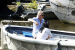 Amsterdam 11 augustus 2024
Jort Kelder en (een) vriendin op zijn sloep op de grachten van Amsterdam op mooie zonnige zondagmiddag . Ze varen naar zijn huis / appartement in omgeving Artis.
