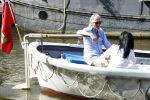 Amsterdam 11 augustus 2024
Jort Kelder en (een) vriendin op zijn sloep op de grachten van Amsterdam op mooie zonnige zondagmiddag . Ze varen naar zijn huis / appartement in omgeving Artis.