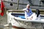 Amsterdam 11 augustus 2024
Jort Kelder en (een) vriendin op zijn sloep op de grachten van Amsterdam op mooie zonnige zondagmiddag . Ze varen naar zijn huis / appartement in omgeving Artis.