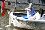 Amsterdam 11 augustus 2024
Jort Kelder en (een) vriendin op zijn sloep op de grachten van Amsterdam op mooie zonnige zondagmiddag . Ze varen naar zijn huis / appartement in omgeving Artis.