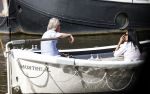 Amsterdam 11 augustus 2024
Jort Kelder en (een) vriendin op zijn sloep op de grachten van Amsterdam op mooie zonnige zondagmiddag . Ze varen naar zijn huis / appartement in omgeving Artis.