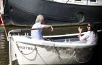 Amsterdam 11 augustus 2024
Jort Kelder en (een) vriendin op zijn sloep op de grachten van Amsterdam op mooie zonnige zondagmiddag . Ze varen naar zijn huis / appartement in omgeving Artis.
