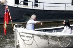 Amsterdam 11 augustus 2024
Jort Kelder en (een) vriendin op zijn sloep op de grachten van Amsterdam op mooie zonnige zondagmiddag . Ze varen naar zijn huis / appartement in omgeving Artis.
