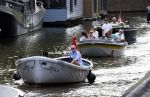 Amsterdam 11 augustus 2024
Jort Kelder en (een) vriendin op zijn sloep op de grachten van Amsterdam op mooie zonnige zondagmiddag . Ze varen naar zijn huis / appartement in omgeving Artis.