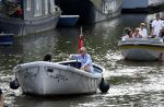 Amsterdam 11 augustus 2024
Jort Kelder en (een) vriendin op zijn sloep op de grachten van Amsterdam op mooie zonnige zondagmiddag . Ze varen naar zijn huis / appartement in omgeving Artis.