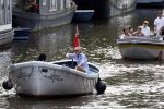 Amsterdam 11 augustus 2024
Jort Kelder en (een) vriendin op zijn sloep op de grachten van Amsterdam op mooie zonnige zondagmiddag . Ze varen naar zijn huis / appartement in omgeving Artis.