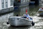 Amsterdam 11 augustus 2024
Jort Kelder en (een) vriendin op zijn sloep op de grachten van Amsterdam op mooie zonnige zondagmiddag . Ze varen naar zijn huis / appartement in omgeving Artis.