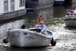 Amsterdam 11 augustus 2024
Jort Kelder en (een) vriendin op zijn sloep op de grachten van Amsterdam op mooie zonnige zondagmiddag . Ze varen naar zijn huis / appartement in omgeving Artis.